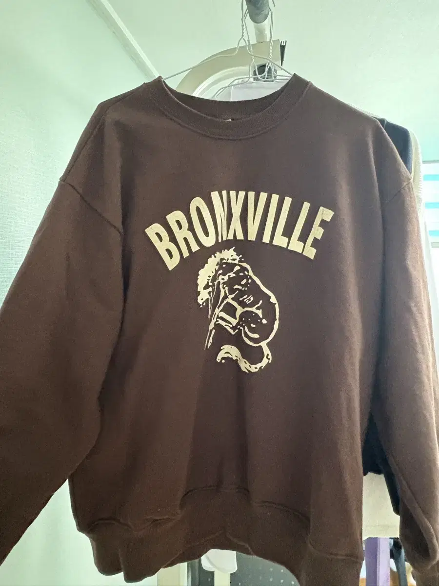 BRONXVILLE 맨투맨 (새상품)